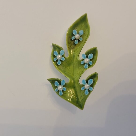 Vintage Mimi Do Green Leaf Brooch With Blue Flowers & Pearls - Picture 1 of 5